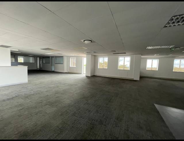 2,415M² OFFICE FOR SALE IN BRYANSTON